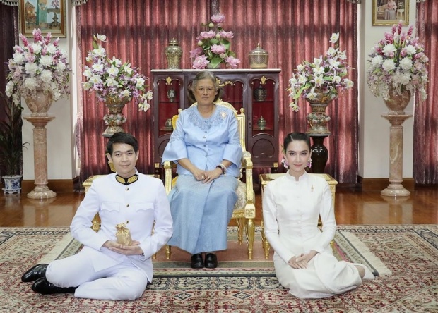   สมเด็จพระเทพฯ ประกอบพิธีสมรสพระราชทานให้ ซาร่า เล็กจ์-เอ็ม สืบสกุล 