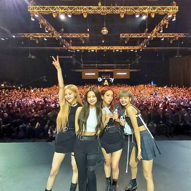 เห็นภาพแล้วอมยิ้มตาม! “ตายายลิซ่า” เดินเข้าอิมแพ็คเพื่อชม “คอนเสิร์ต Blackpink” ลั่น! ความฝันเป็นจริงแล้ว