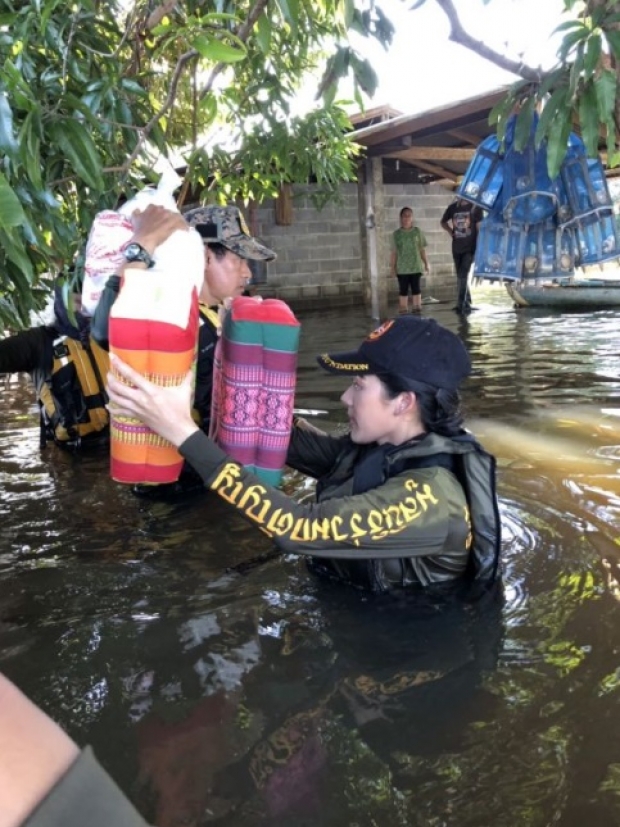 คนสวยใจดี! ทับทิม อัญรินทร์ สมทบร่วมกตัญญู ลุยน้ำท่วม ช่วยชาวอุบลฯ