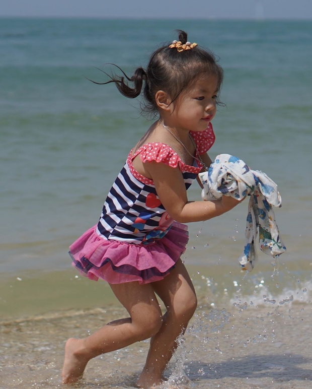 แววนางแบบก็มา!  น้องไนร่า ลูกสาว กาย-ฮารุ อวดลีลาสุดน่ารัก ถ่ายรูปริมหาด 