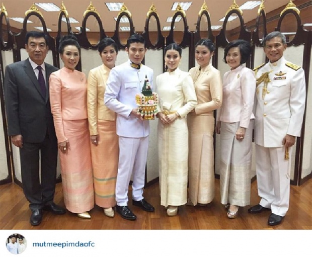 ยินดีด้วย มัดหมี่ พิมดาว สละโลดแล้วจ้า ควงหวานใจเข้ารับพระราชทานน้ำสังข์!