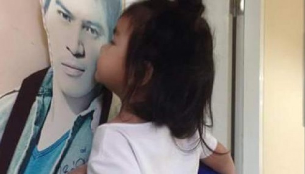 น้ำตาคลอ!! เมื่อเห็นน้องมะลิ จูบรูปพ่อปอ ในวันที่วิกฤตหนัก!!