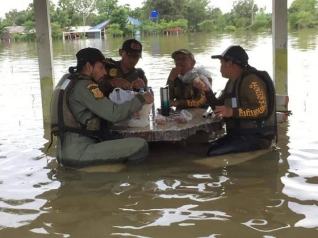 บิณฑ์ ร่ำไห้ หอบเงินล้านส่วนตัว ไปช่วยพี่น้องอุบลฯ อัดรัฐบาลมัวแต่ทำอะไรอยู่ (คลิป)