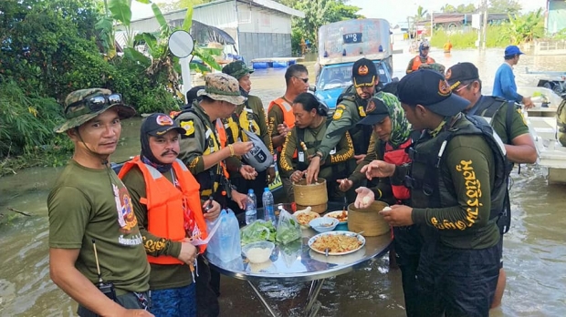 บิณฑ์ ร่ำไห้ หอบเงินล้านส่วนตัว ไปช่วยพี่น้องอุบลฯ อัดรัฐบาลมัวแต่ทำอะไรอยู่ (คลิป)