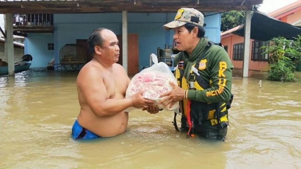 บิณฑ์ ร่ำไห้ หอบเงินล้านส่วนตัว ไปช่วยพี่น้องอุบลฯ อัดรัฐบาลมัวแต่ทำอะไรอยู่ (คลิป)