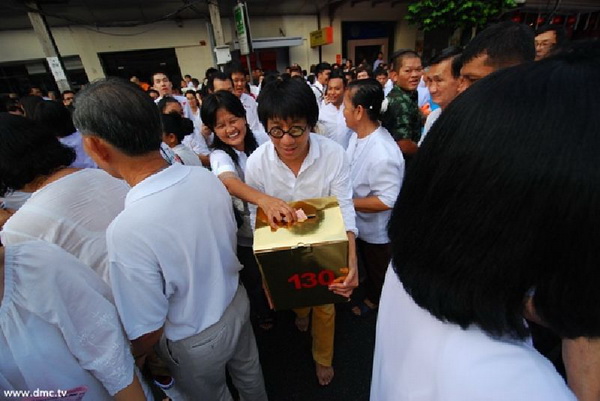 ฮือฮา โน้ส-อุดม แต่งชุดขาว ร่วมโครงการธุดงค์ของวัดพระธรรมกาย 