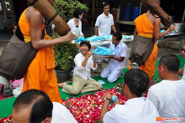 ฮือฮา โน้ส-อุดม แต่งชุดขาว ร่วมโครงการธุดงค์ของวัดพระธรรมกาย 