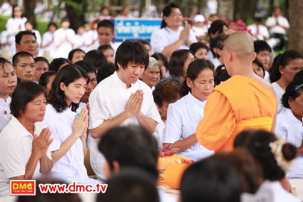 ฮือฮา โน้ส-อุดม แต่งชุดขาว ร่วมโครงการธุดงค์ของวัดพระธรรมกาย 