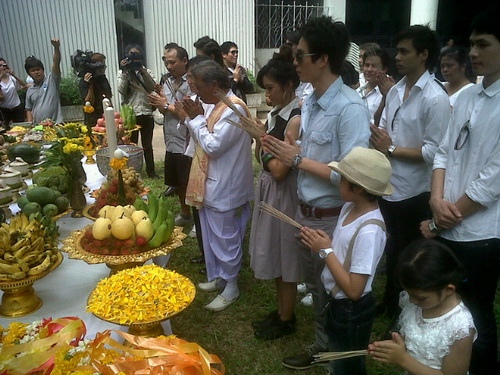 ภาพนักแสดงขณะบวงสรวงละคร ลับลวงหลอน