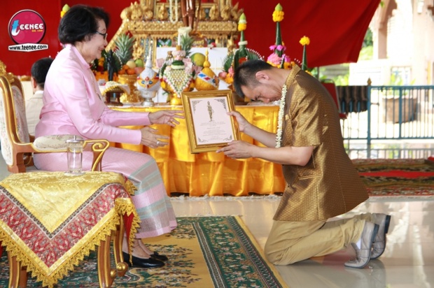 แม็กกี้ อาภา ร่วม ปิ๊งปิ๊ง รภัทร นำทีมแต่งชุดไทยรับรางวัล “จามเทวีนุสรณ์”