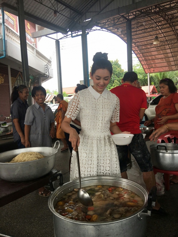 “เบลล่า” ทำบุญบวชพระใหม่ ครบ 1 ปี “คุณพ่ออาโนล” จากไป