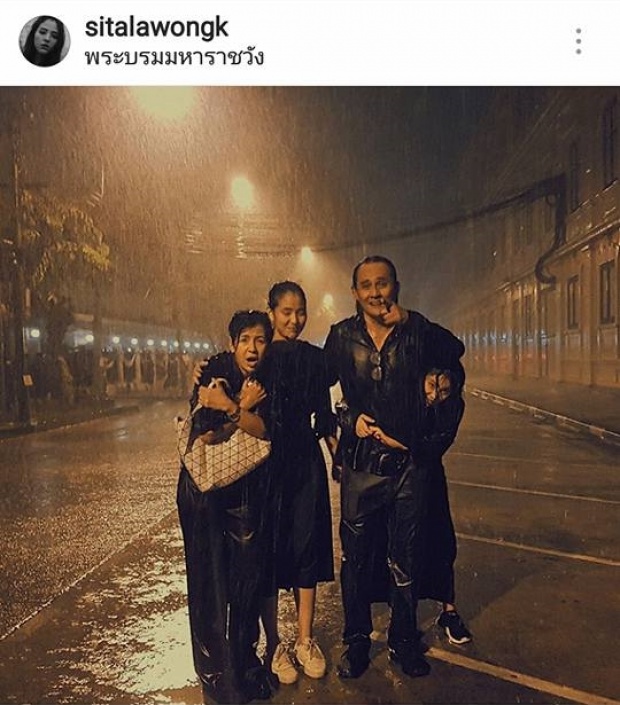 ครอบครัว “วงศ์กระจ่าง” ลุยฝนกระหน่ำ!! เพื่อไปกราบลาหน้าพระบรมฉายาลักษณ์ ในหลวง ร.๙