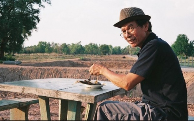 ลุงนั่งกินข้าวกับปลาทู ลุคติดดินคนนี้ ที่แท้คือพ่อของพระเอกระดับซุปตาร์ เจ้าของทำเลงามติดสนามบิน!