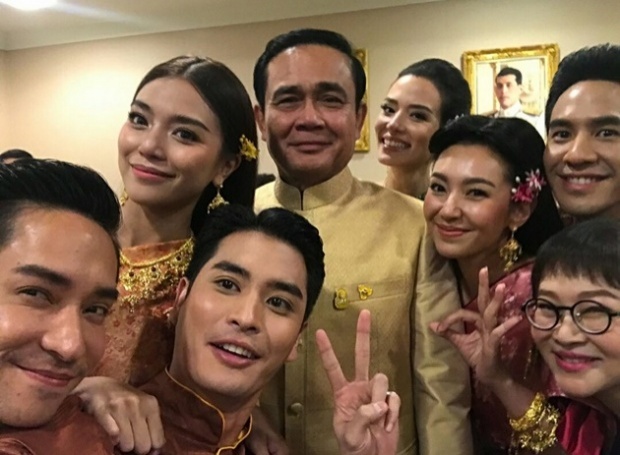 ‘ลุงตู่’ ถามอายุ ‘พี่หมื่น’ ทำเนียนตอบหน้าตาเฉย ออเจ้าทายสิ พี่หมื่นตอบว่ากระไร (คลิป)