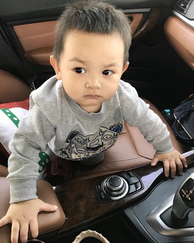 พาส่องภาพ! น้องลีออง ลูกชายแซนด์วิช เสก ยิ่งโตยิ่งเหมือนพ่อมาก!!