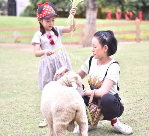 สุดยอดคุณพ่อ!! “หนิง ปณิตา” เผยช็อตที่ “พ่อจิน” ต้องเล่นเครื่องเล่นกับ “น้องณิริน”