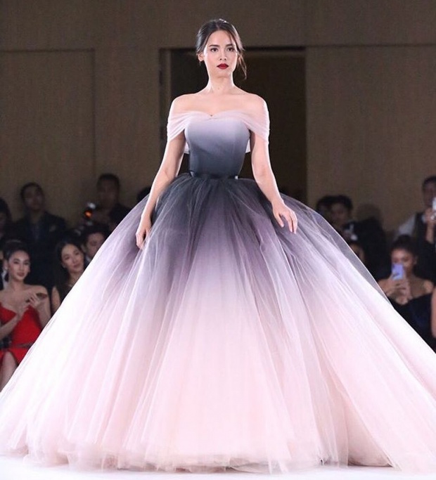 สวยอลังดั่งเจ้าหญิง! ญาญ่า อุรัสยา กัยชุดเดินฟินาเล่สุดปัง