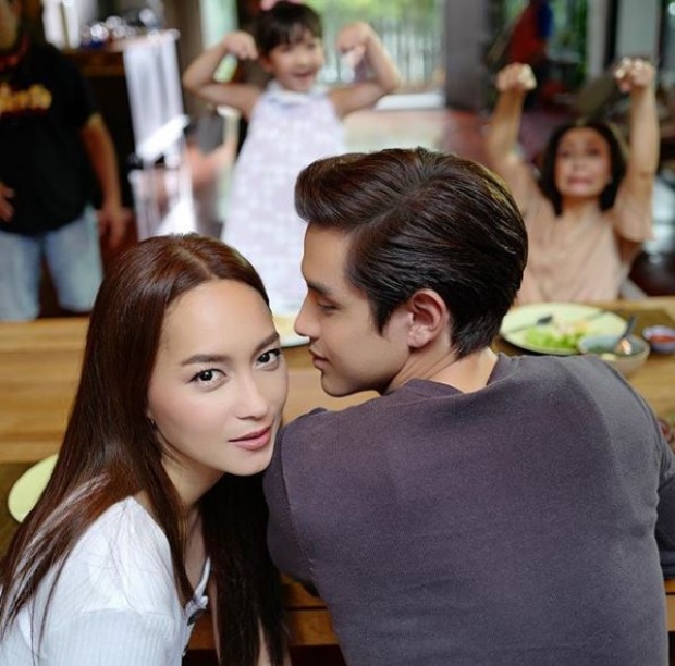 เผยโมเมนต์หวานๆ!! “อรุณา-บอสวศิน” ในจอว่าฟินแล้ว นอกจอยิ่งฟินกว่ามาก!! (มีคลิป)