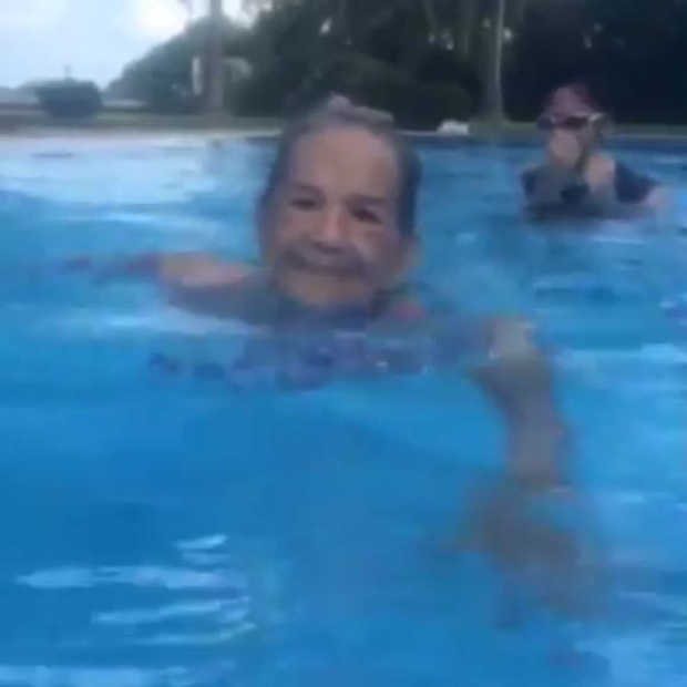 คุูณยายมารศรี โชว์ความแข็งแรง ว่ายน้ำคล่องแคล่วในวัย 94 ปี