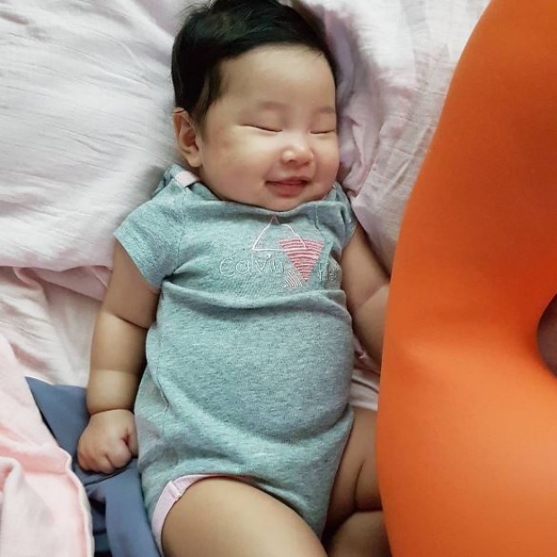 ส่องมุมน่ารักๆ “น้องปริม” ลูก “มิค-เบนซ์” หนูน้อยวาสนาดี พระเทพฯขลิบผม