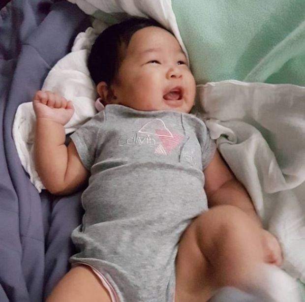 ส่องมุมน่ารักๆ “น้องปริม” ลูก “มิค-เบนซ์” หนูน้อยวาสนาดี พระเทพฯขลิบผม