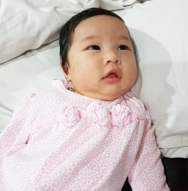 ส่องมุมน่ารักๆ “น้องปริม” ลูก “มิค-เบนซ์” หนูน้อยวาสนาดี พระเทพฯขลิบผม