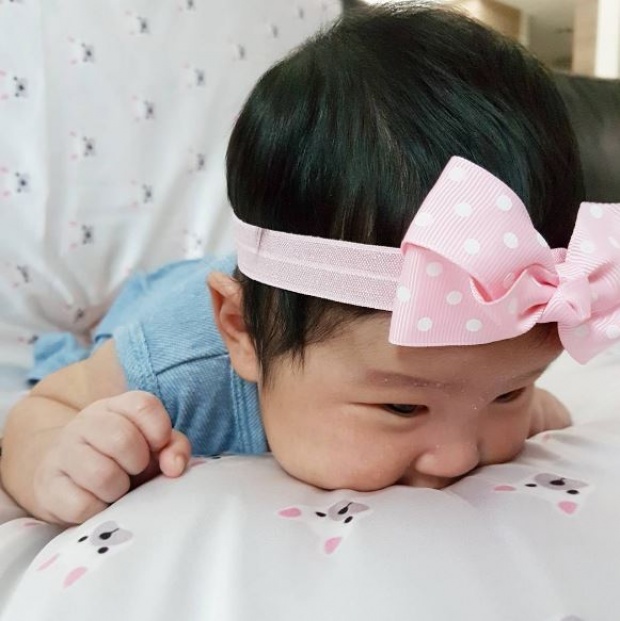 ส่องมุมน่ารักๆ “น้องปริม” ลูก “มิค-เบนซ์” หนูน้อยวาสนาดี พระเทพฯขลิบผม