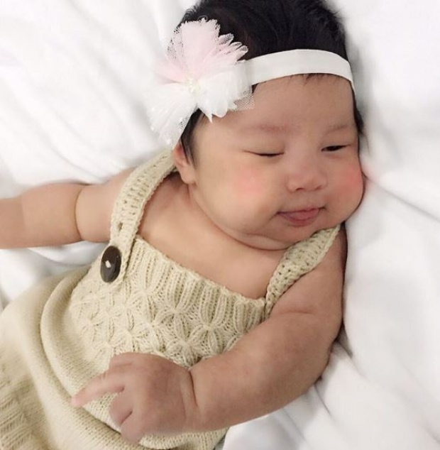 ส่องมุมน่ารักๆ “น้องปริม” ลูก “มิค-เบนซ์” หนูน้อยวาสนาดี พระเทพฯขลิบผม