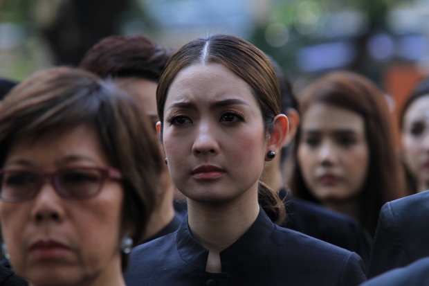 เหล่าดาราช่อง 3 ร่ำไห้สุดอาลัย ขณะร่วมร้องเพลงสรรเสริญพระบารมี (คลิป)