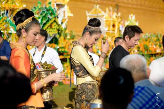 งดงามมาก ! ฝ้าย มิสแกรนด์ สวมชุดนี้ใส่บาตรงานบุญ งามสง่าหัวจรดเท้า ใครเห็นต่างชื่นชม