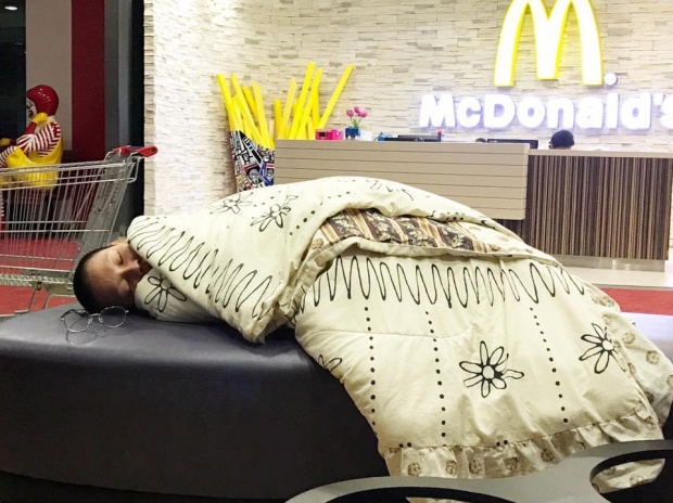 แห่สงสาร!! ดาราสาว คนนี้ มานอนที่ร้าน Mcdonalds ทุกวัน เพื่อไปทำงานตอนเช้า!!  