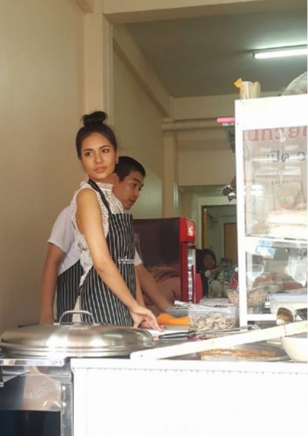 สาวสวยยืนลวก “ก๋วยเตี๋ยว” ที่แท้เธอคือ..คนดังระดับโลกคนนี้?