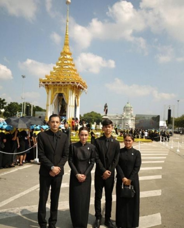 ศรราม-นิโคล ร่ำไห้ร่วมพิธีถวายดอกไม้จันทน์