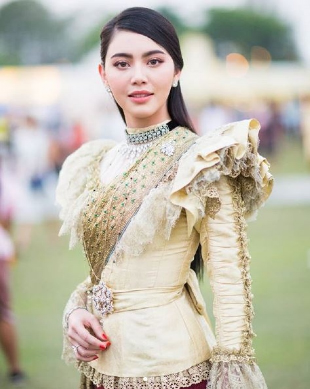 อลังการสุดๆ!! “ใหม่ ดาวิกา” สวมชุดไทยเที่ยวงานอุ่นไอรักฯ สง่างามเหมือนนางในวรรณคดี