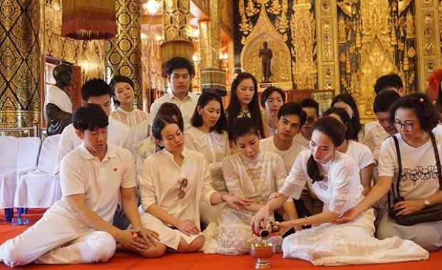 ธรรมดาที่ไหน!? เผยจำนวนเงินในซองที่ อั้ม พัชราภา พร้อมแก๊งเพื่อนซี้ ร่วมแจกให้กับผู้ยากไร้!?