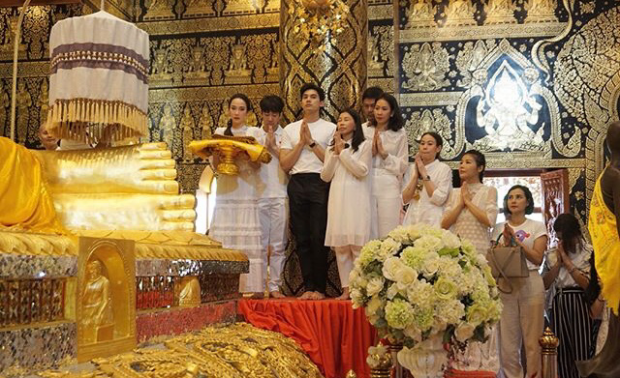 ธรรมดาที่ไหน!? เผยจำนวนเงินในซองที่ อั้ม พัชราภา พร้อมแก๊งเพื่อนซี้ ร่วมแจกให้กับผู้ยากไร้!?