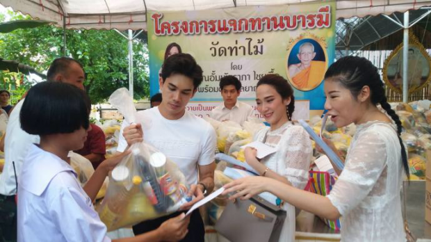 ธรรมดาที่ไหน!? เผยจำนวนเงินในซองที่ อั้ม พัชราภา พร้อมแก๊งเพื่อนซี้ ร่วมแจกให้กับผู้ยากไร้!?