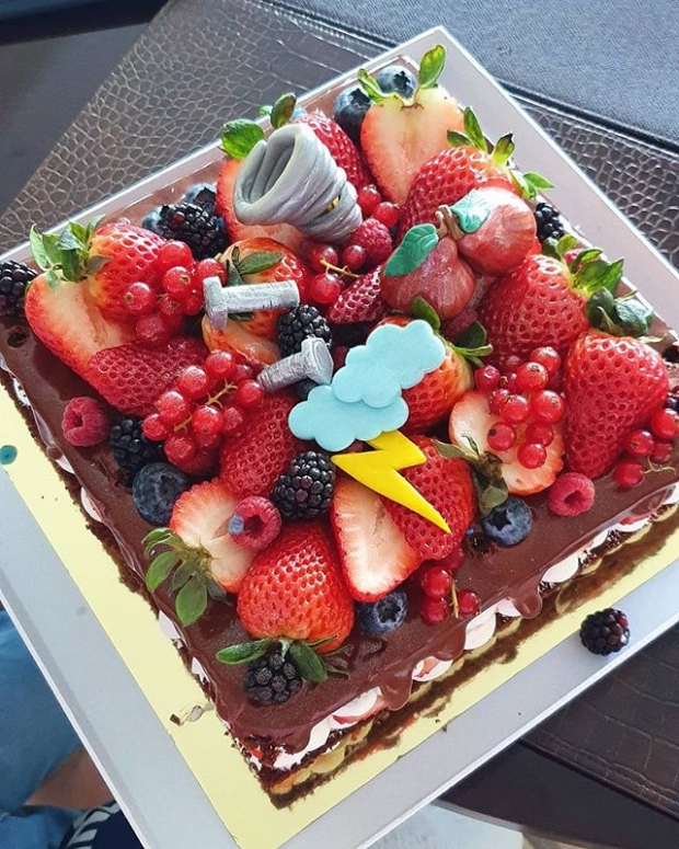 “ชมพู่ อารยา” สั่งทำเค้ก “เซอร์ไพรส์วันเกิดสามี” บอกเลยเค้กก้อนนี้ใส่ใจรายละเอียดสุดๆ!