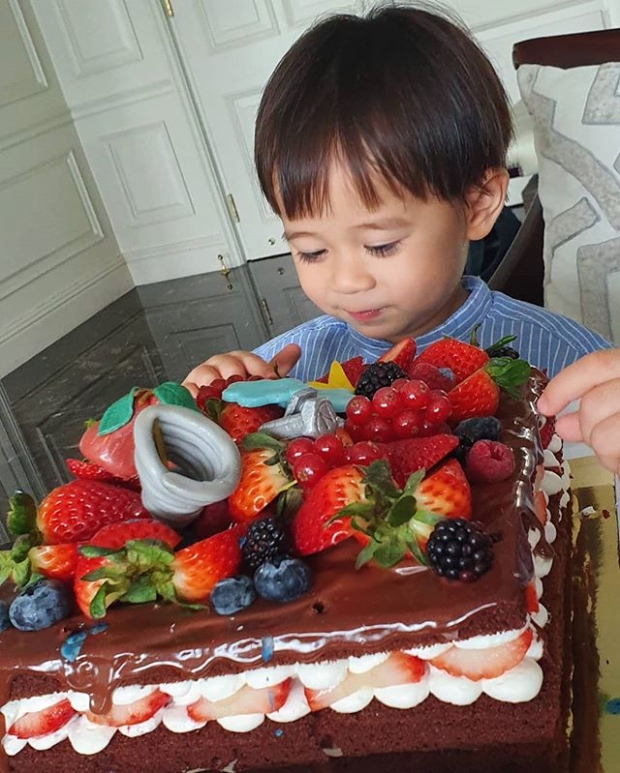 “ชมพู่ อารยา” สั่งทำเค้ก “เซอร์ไพรส์วันเกิดสามี” บอกเลยเค้กก้อนนี้ใส่ใจรายละเอียดสุดๆ!