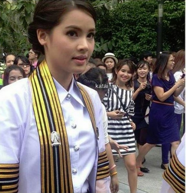 อัยยะ ! ญาญ่า ในชุดครุย แฟนคลับรุมถ่ายรูปเพียบ