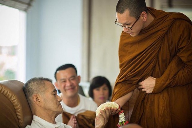 ประทับใจ!!ภาพนี้ของ พระณเดชน์ กับโยมพ่อที่ไม่สบาย!