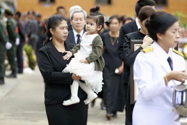 เก็บตกภาพ แม่โบว์และมะลิในวันส่งพ่อจ๋าสู่ ฟากฟ้า