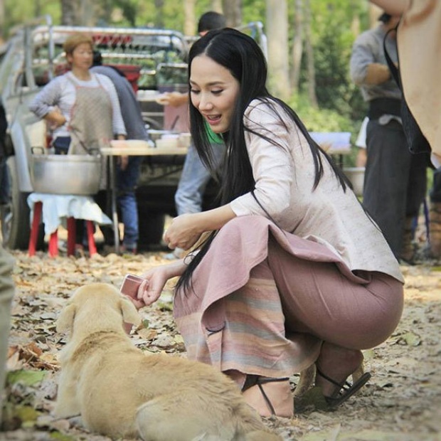 นางฟ้าของน้องหมา อั้ม พัชราภา เล่นกับสุนัขระหว่างพักกอง 