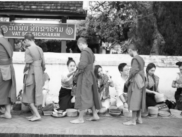  แฟนคลับลาวตื่นเต้น...เจ้าแม่นาคี โผล่ นั่งตักบาตรข้าวเหนียว 