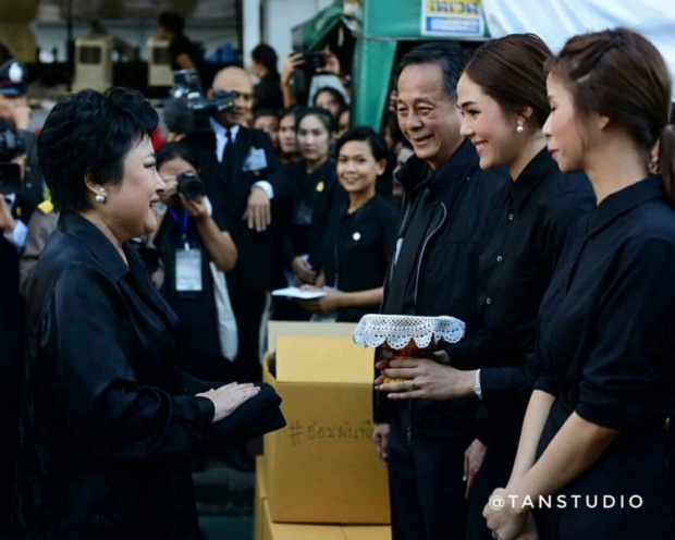 มองกันทั้งสนามหลวง ! เมื่อ ซุปตาร์เจ้าเเม่แฟชั่น ใส่ เสื้อเชิ้ต สุดธรรมดาๆมาเเจกของ