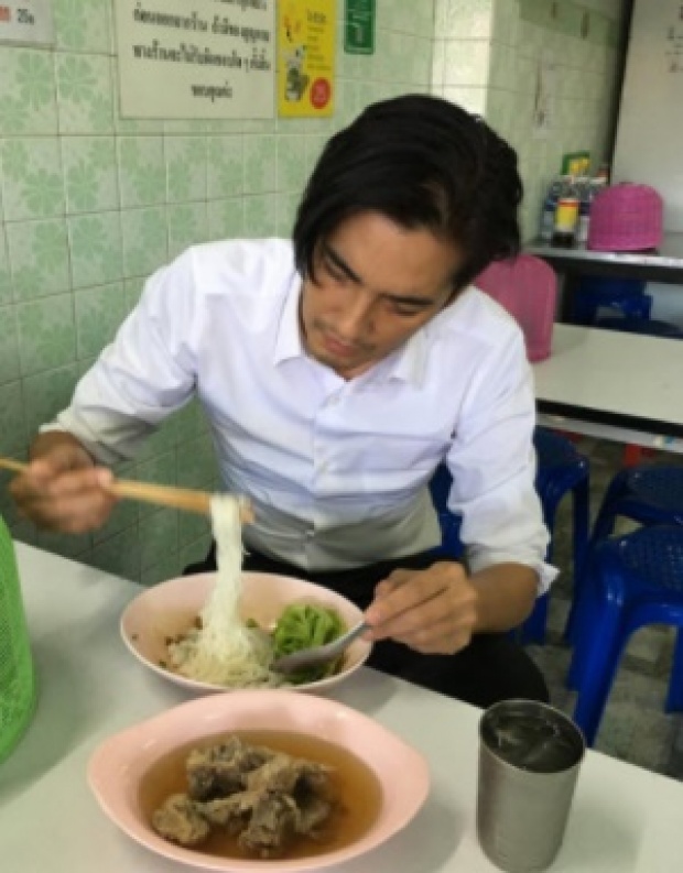 เปลี่ยนอาชีพตั้งแต่เมื่อไร!! เผยภาพพระเอกดัง โชว์ทำ ก๋วยเตี๋ยว ทำแฟนคลับแห่กรี๊ด!! (คลิป)