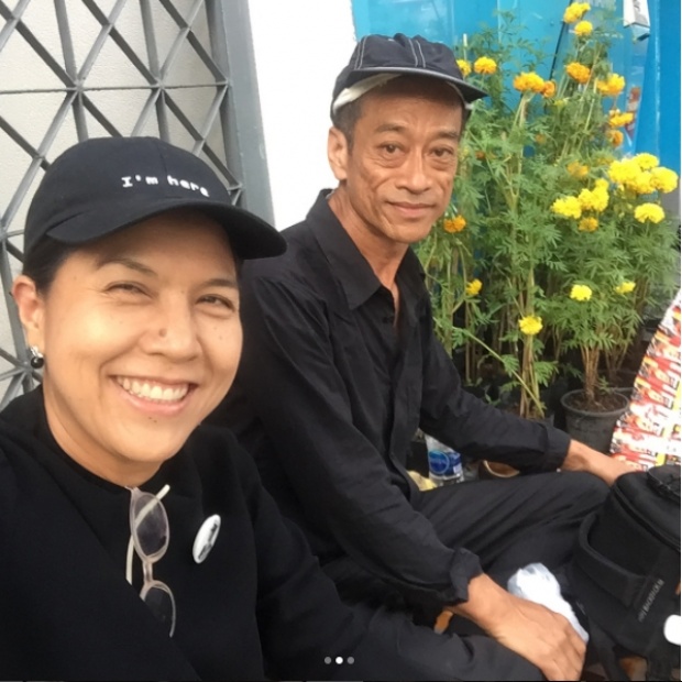 ดารสาวไม่ย่อท้อ! นอนริมถนนรอเข้าร่วมพระราชพิธีถวายพระเพลิงฯ แม้ฝนตกหนัก