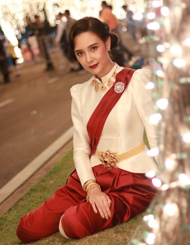 ส่อง! แซมมี่ เคาวเวลล์ ในลุคชุดไทย ร่วมงาน อุ่นไอรัก สวยสง่า งามอย่างไทย งดงามแท้