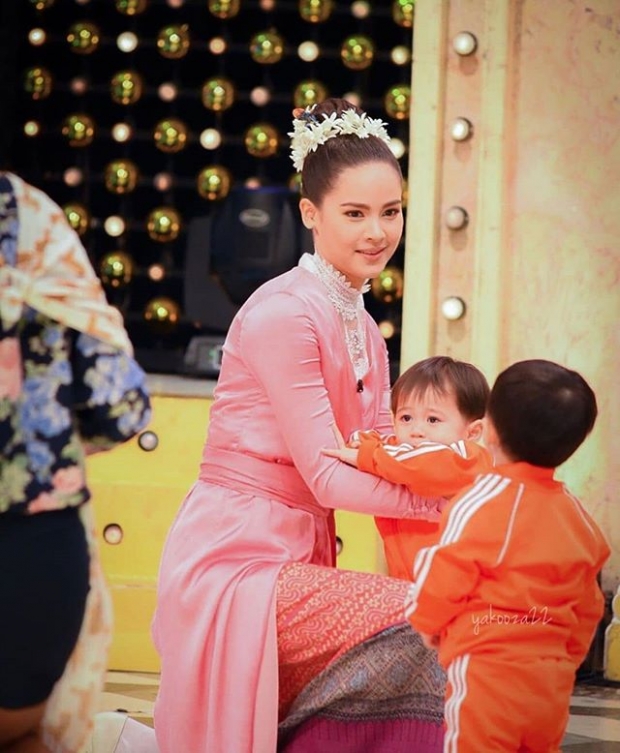 ส่องรีแอคชั่น!  “ญาญ่า อุรัสยา” หลังเจอน้องแฝด  “สายฟ้า - พายุ”