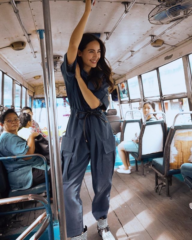 “ญาญ่า อุรัสยา” โชว์ความออร่า! รับลมทะเลขนาด “ณเดชน์” ยังอดใจไม่ไหวต้องมาคอมเม้นท์